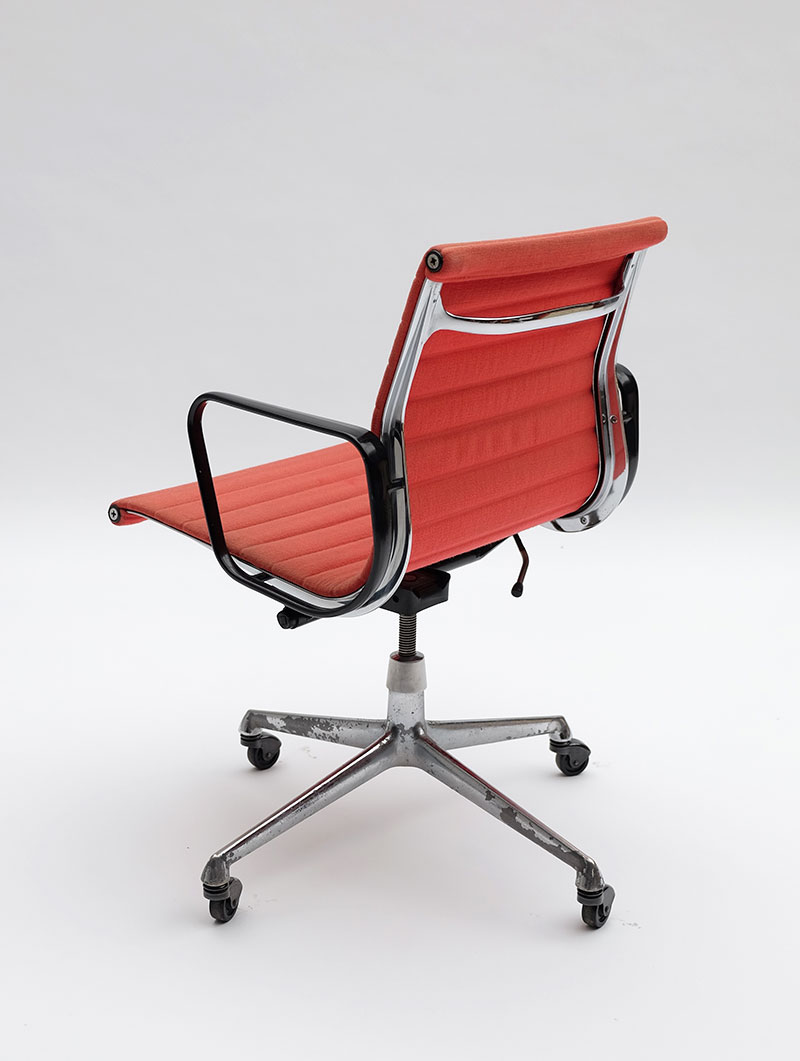 pair of Charles & Ray Eames Office armchair EA117   image 4